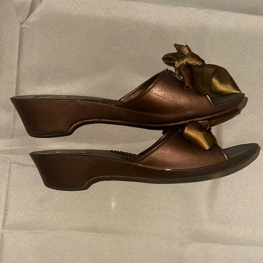 OKA b. Brown/Bronze Bow Women's Slide Sandals Size 6